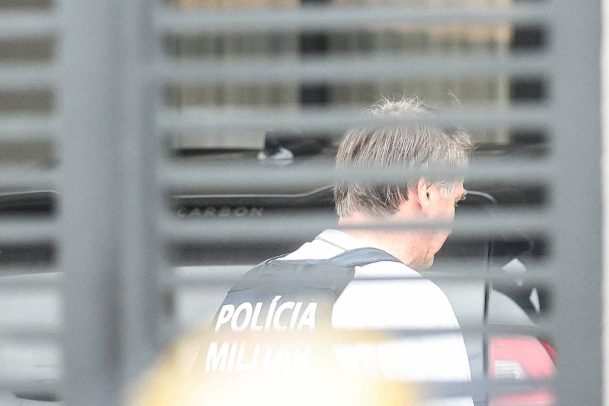 Bolsonaro recebe alta em Brasília e inicia prisão domiciliar