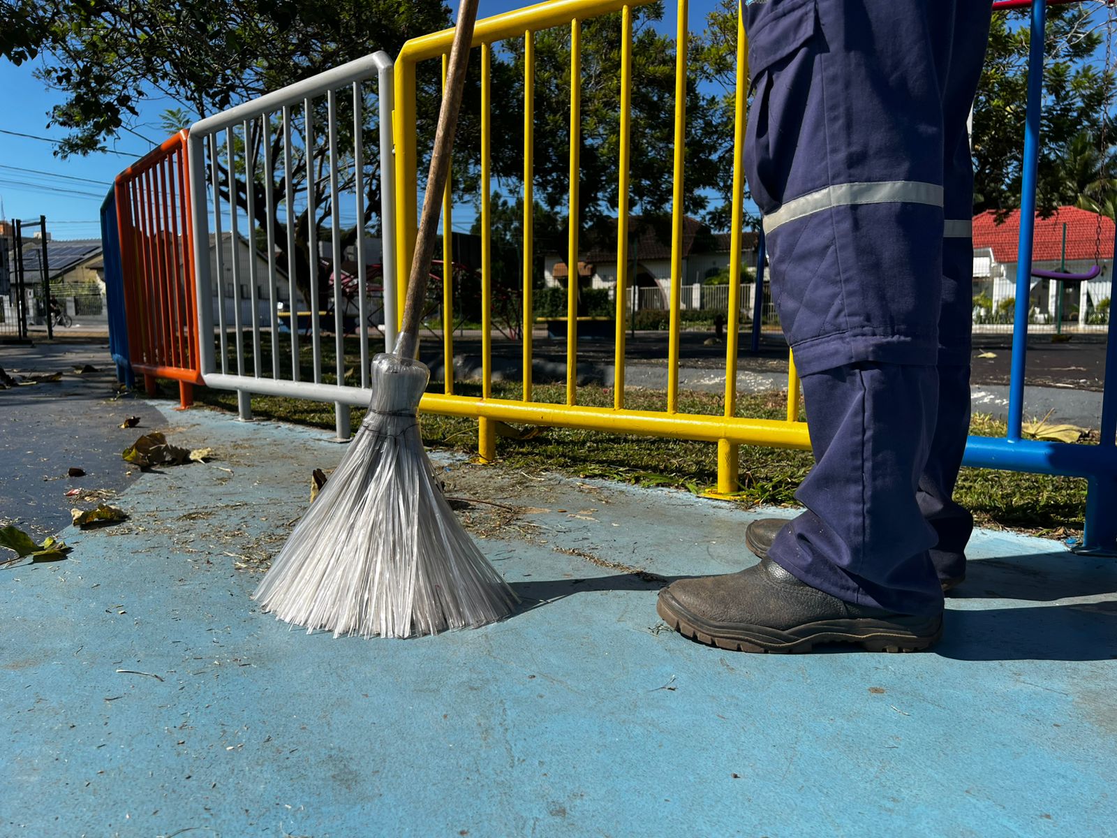 Reeducandos e vassouras de PET mudam a limpeza em Porto Velho