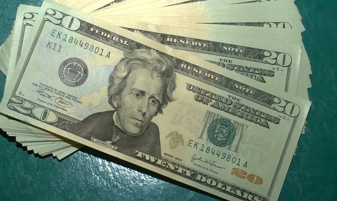 Apesar da guerra, dólar recua e Bolsa fecha semana no azul
