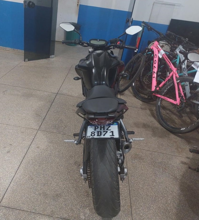 Vilhena: PM flagra moto com placa “dobrável” e prende piloto