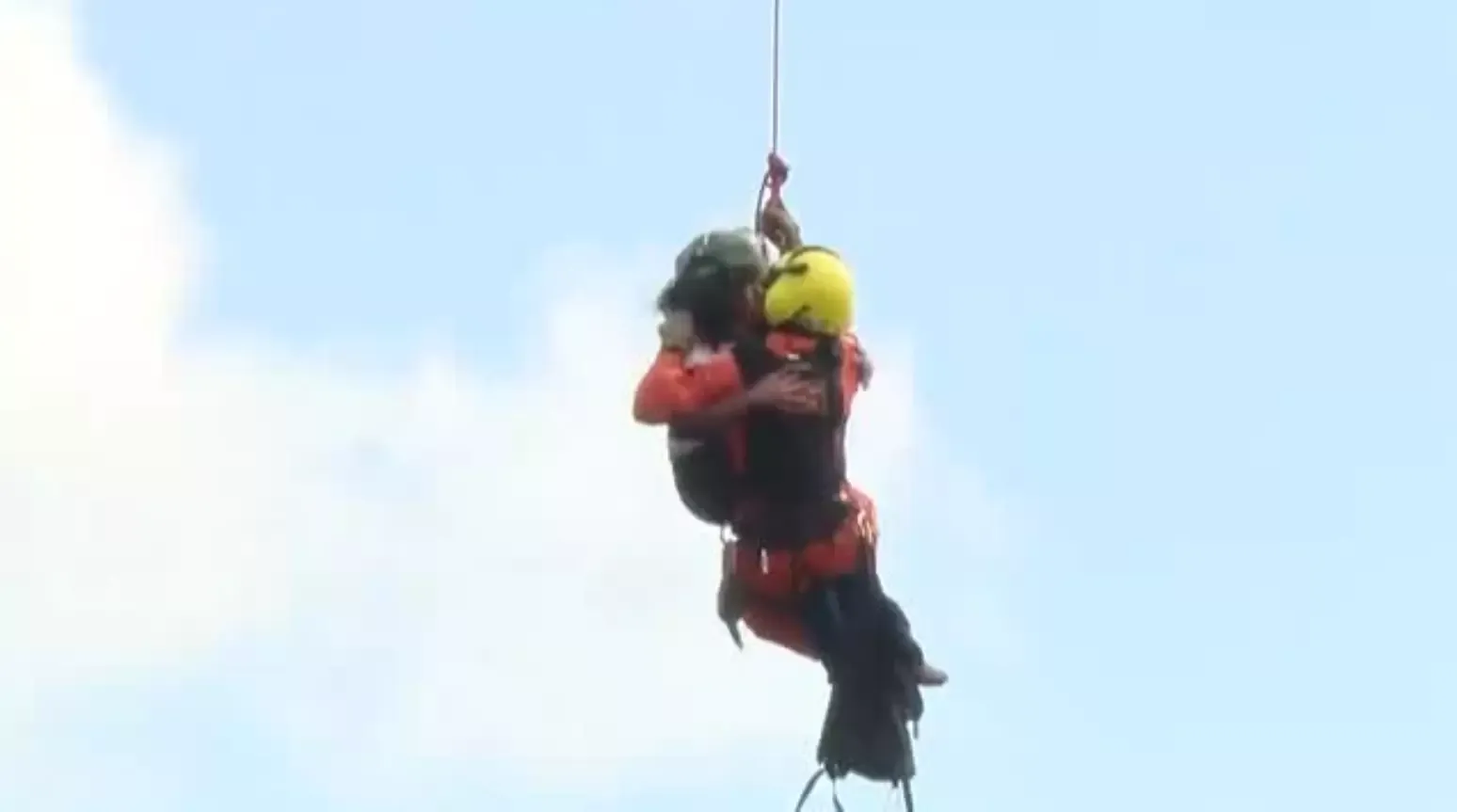 Mulher jogada de penhasco em MG é resgatada viva